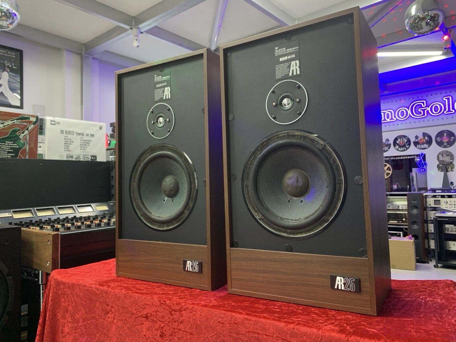 Acoustic Research AR 25 Speakers 2 Way 50 Watts RMS Vintage 1979 WORK Good Look