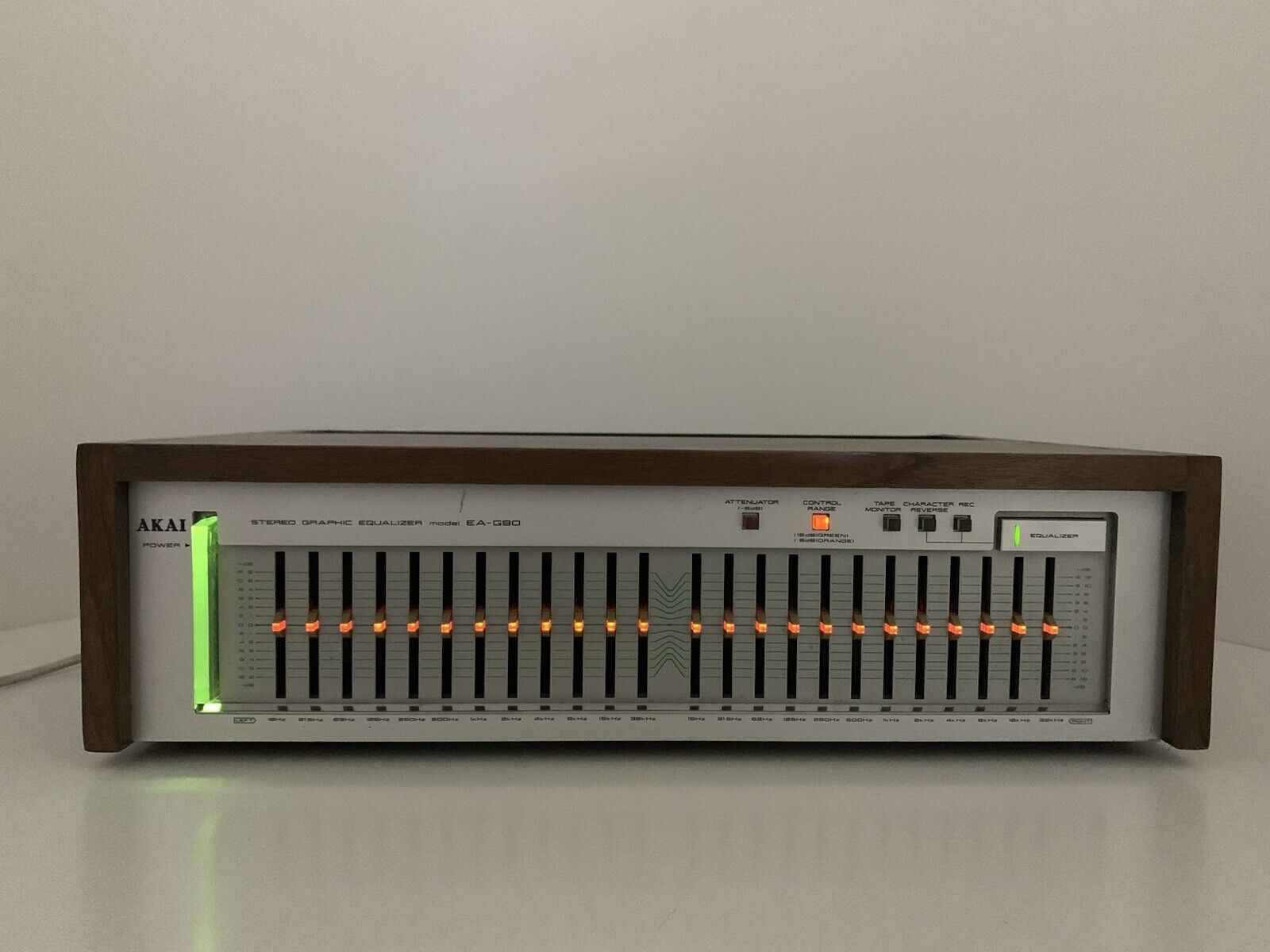 AKAI EA G90 Stereo Graphic Equalizer Rare Wood LED 2 Color Vintage WORK GoodLook