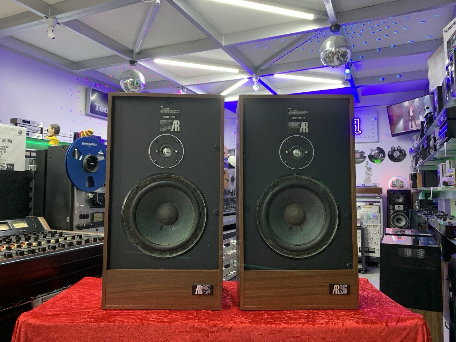 Acoustic Research AR 25 Speakers 2 Way 50 Watts RMS Vintage 1979 WORK Good Look