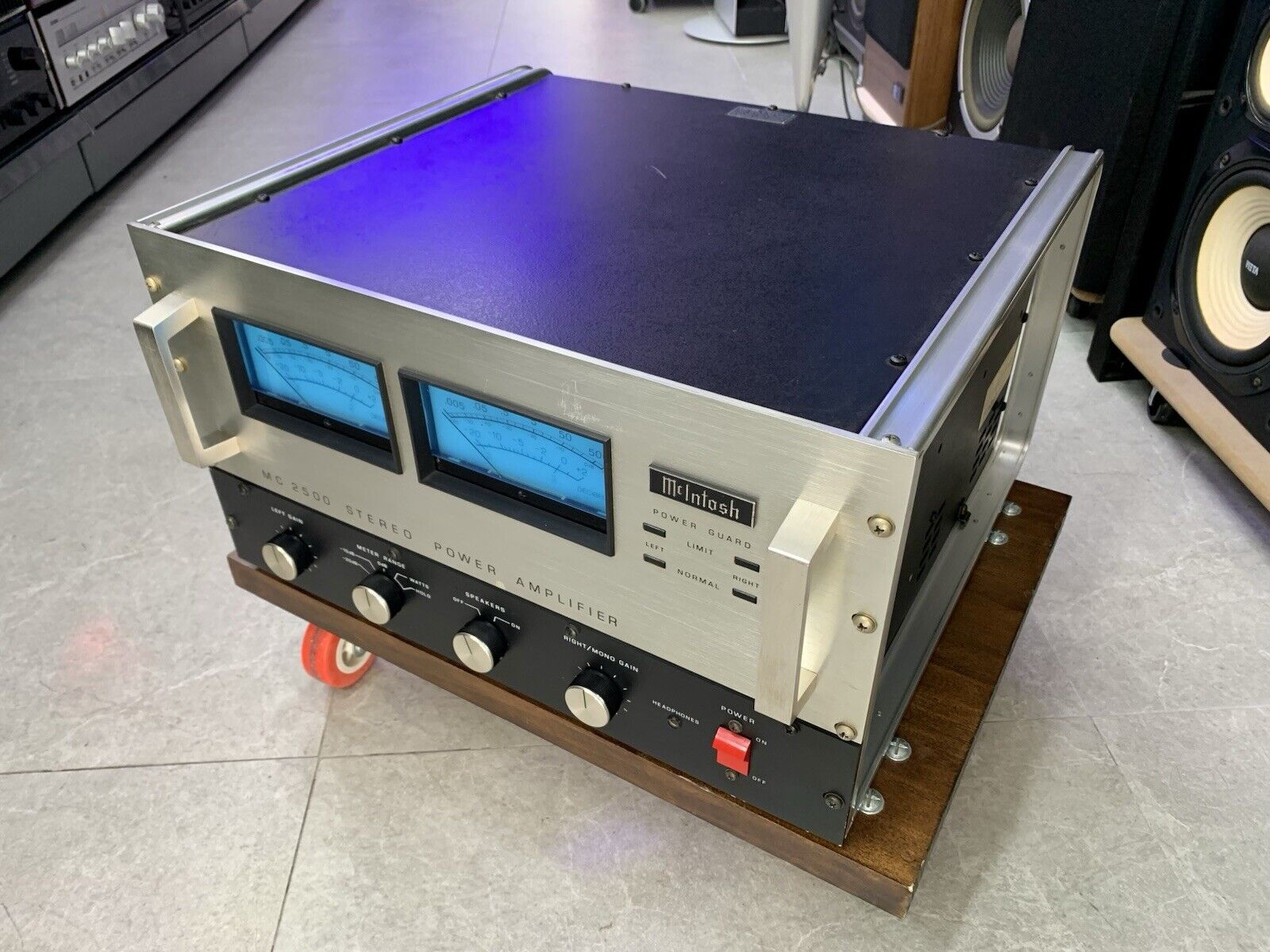 McINTOSH MC 2500 Stereo Power Amplifier 500+500 WRMS Vintage 1982 WORK Good Look
