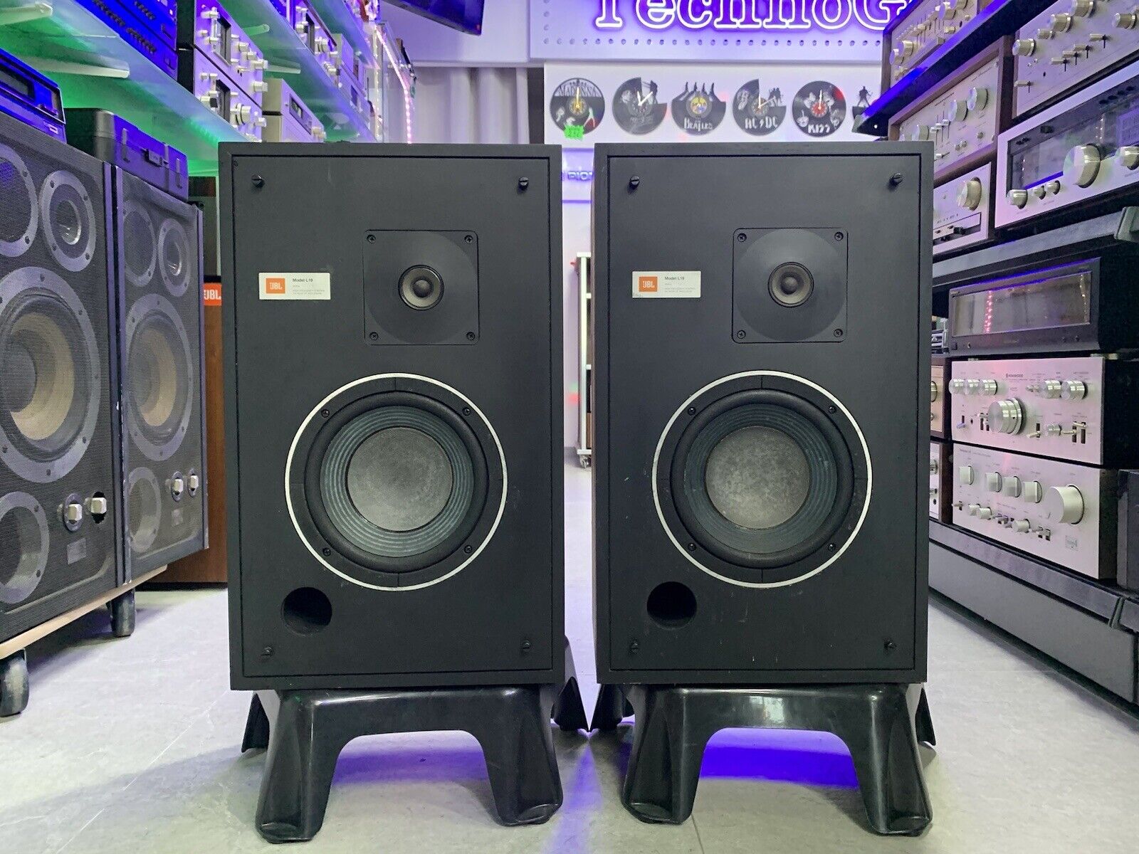 JBL L 19 Speakers 2 Way 35 Watts RMS Vintage 1977 Refurbished Work Good LOOK