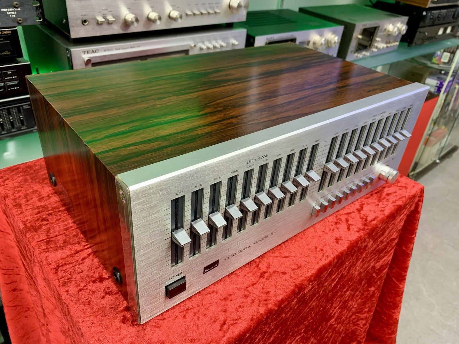 SANSUI SE-7 Stereo Graphic Equalizer  Vintage 1979  Wood WORK Like New Good Look