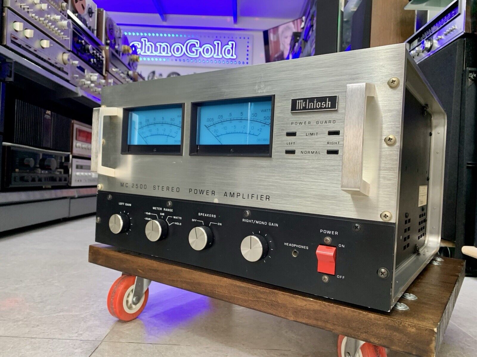 McINTOSH MC 2500 Stereo Power Amplifier 500+500 WRMS Vintage 1982 WORK Good Look