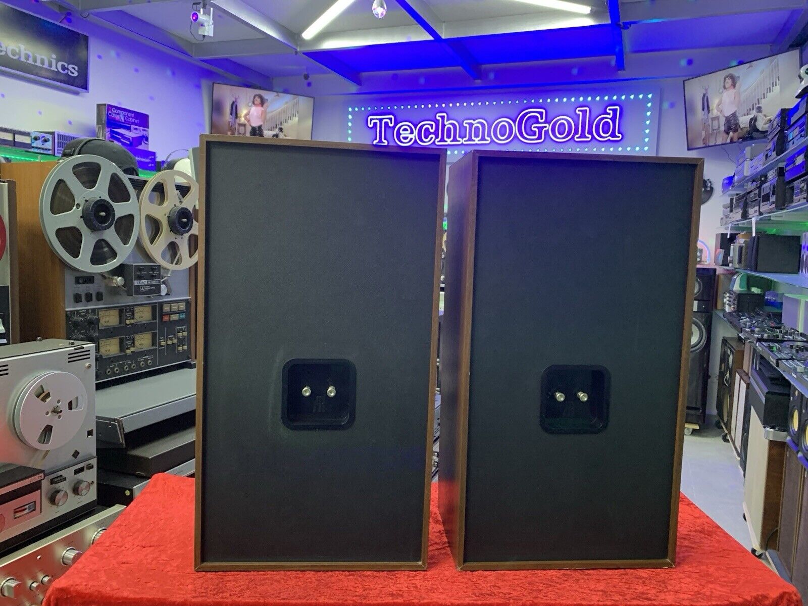 Acoustic Research AR 25 Speakers 2 Way 50 Watts RMS Vintage 1979 WORK Good Look