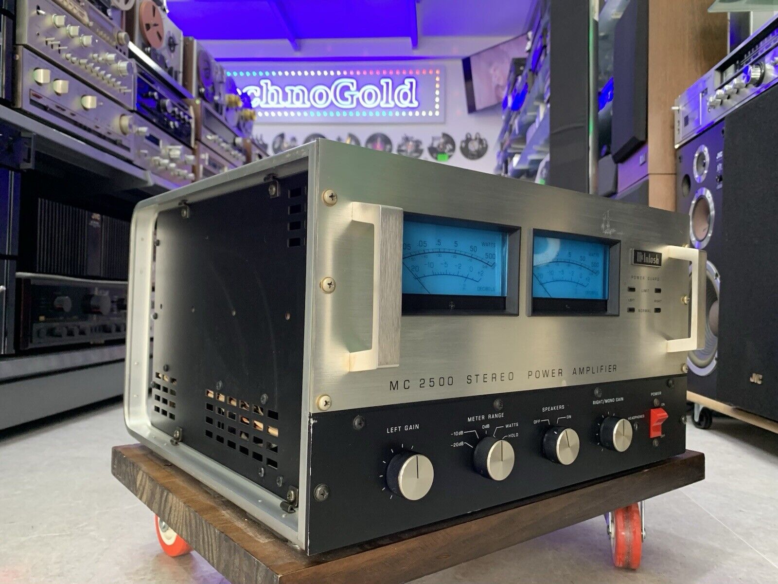 McINTOSH MC 2500 Stereo Power Amplifier 500+500 WRMS Vintage 1982 WORK Good Look