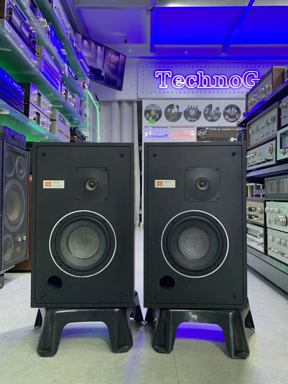 JBL L 19 Speakers 2 Way 35 Watts RMS Vintage 1977 Refurbished Work Good LOOK