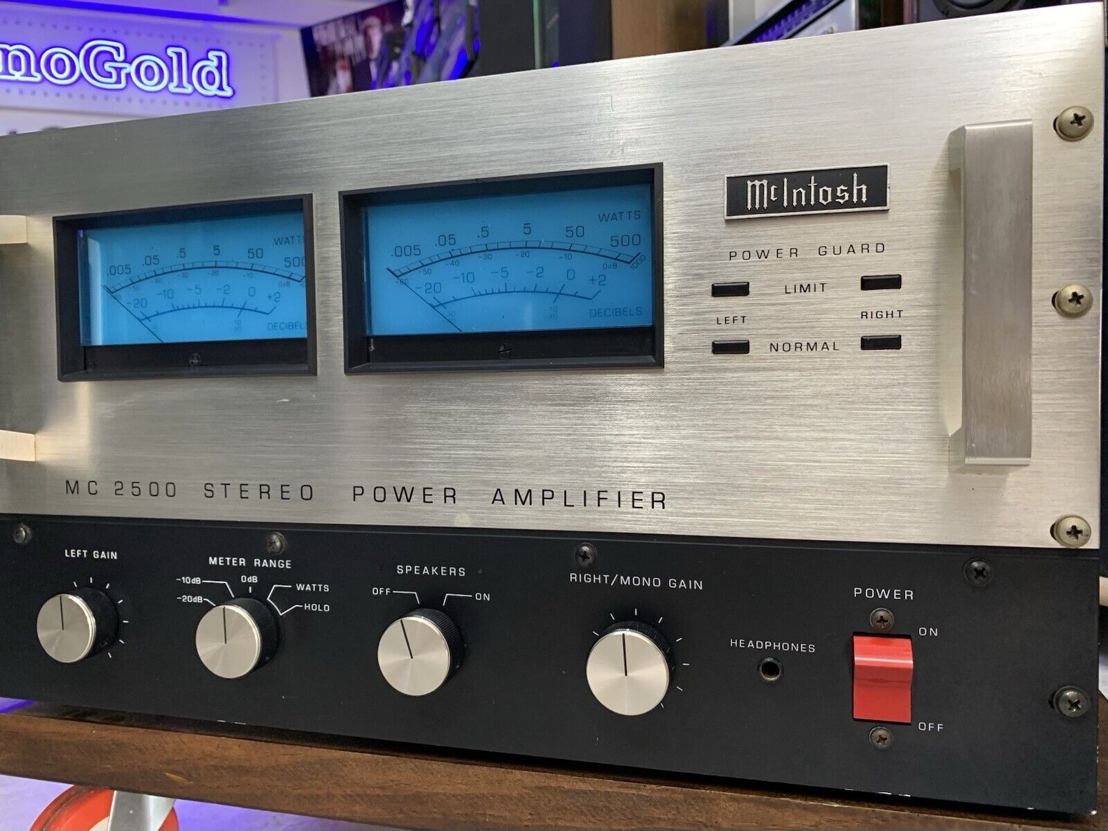 McINTOSH MC 2500 Stereo Power Amplifier 500+500 WRMS Vintage 1982 WORK Good Look