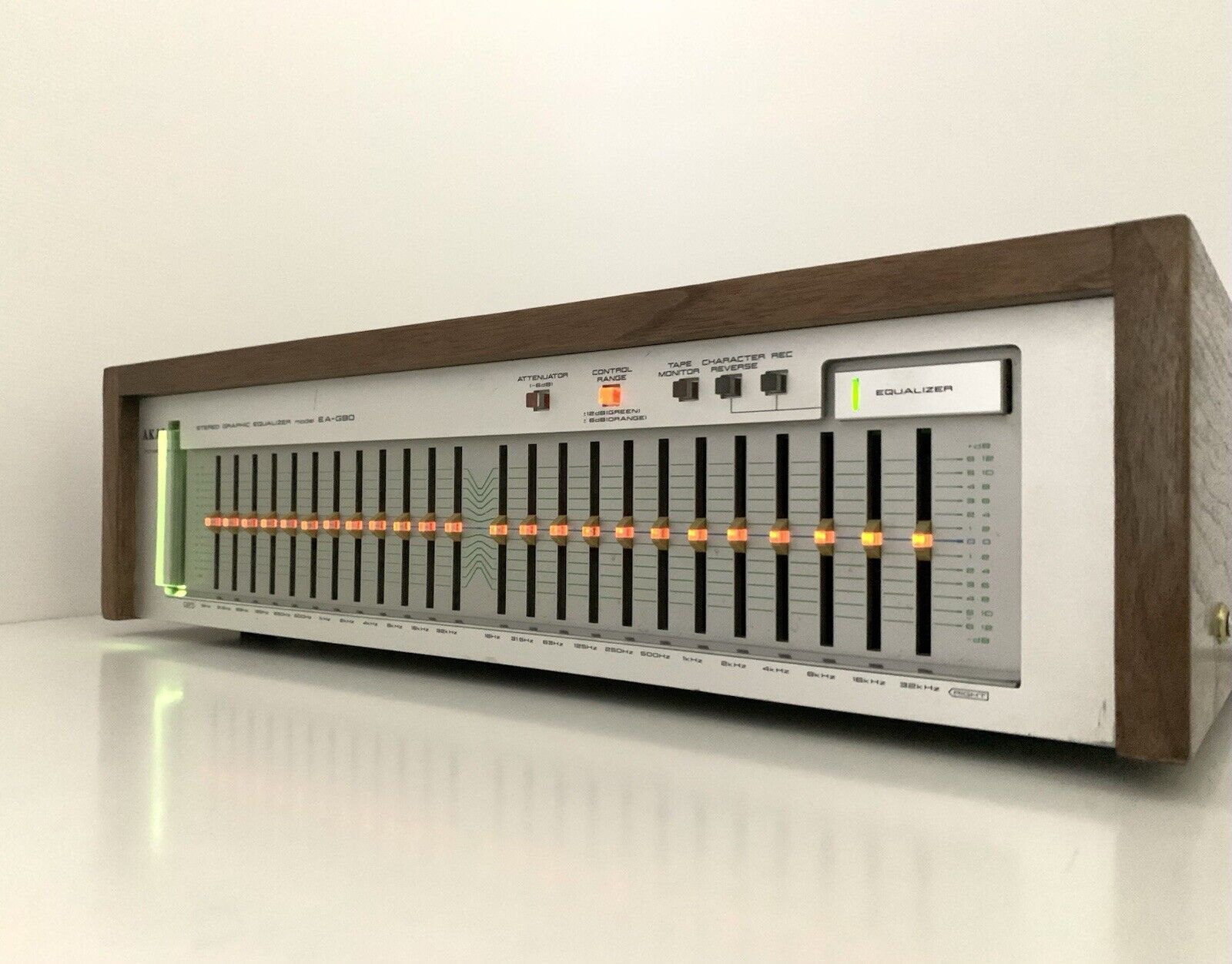 AKAI EA G90 Stereo Graphic Equalizer Rare Wood LED 2 Color Vintage