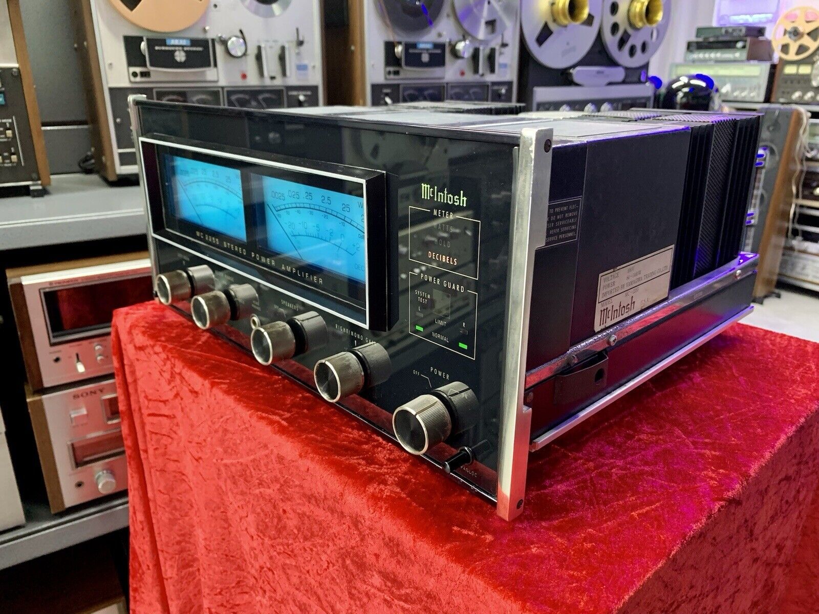 McINTOSH MC 2255 Stereo Power Amplifier 250+250 WRMS Vintage 1981 WORK Good Look