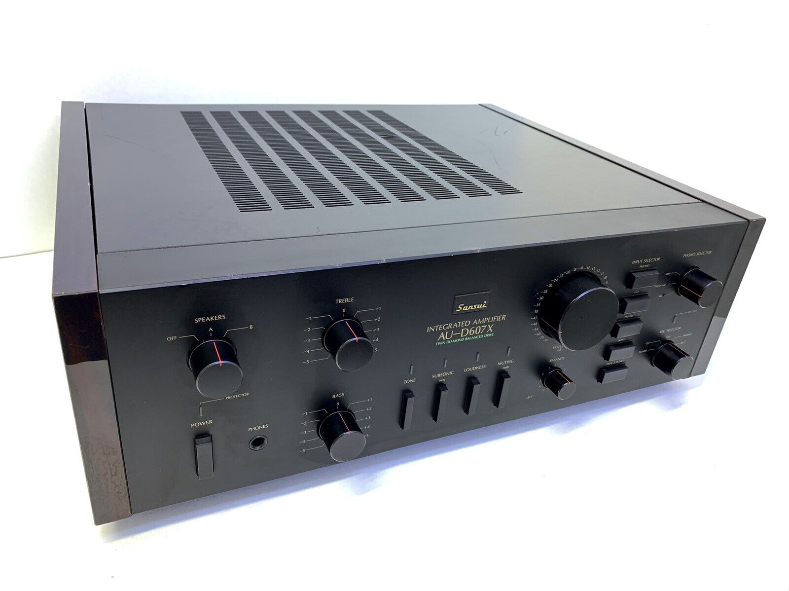 SANSUI AU-D607X Integrated Stereo Amplifier 180 Watts RMS Vintage 1984 Good Look