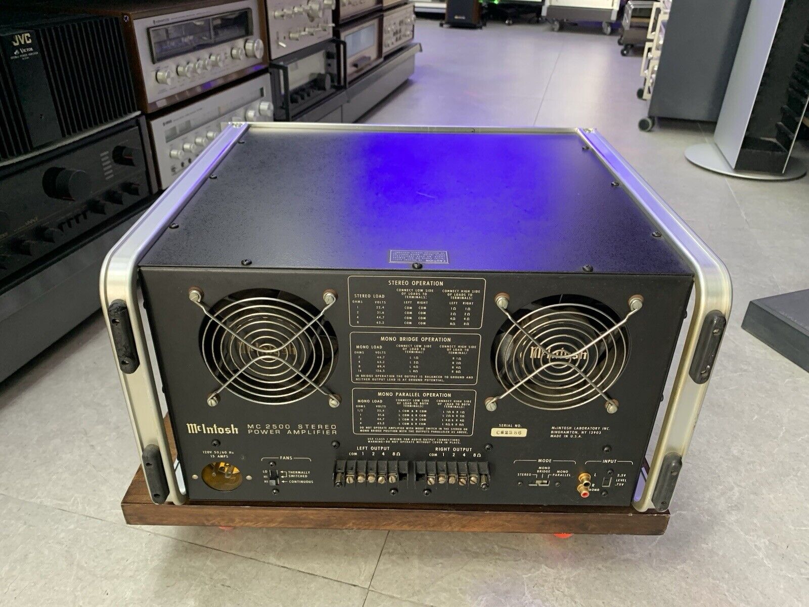 McINTOSH MC 2500 Stereo Power Amplifier 500+500 WRMS Vintage 1982 WORK Good Look