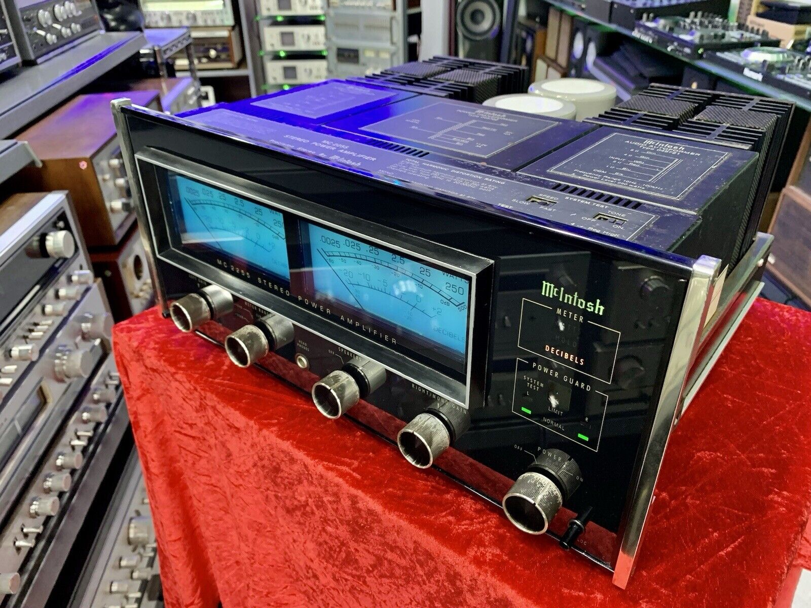 McINTOSH MC 2255 Stereo Power Amplifier 250+250 WRMS Vintage 1981