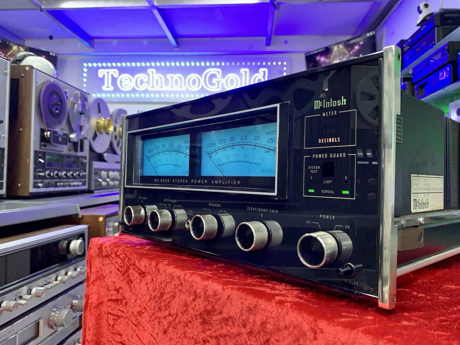 McINTOSH MC 2255 Stereo Power Amplifier 250+250 WRMS Vintage 1981 WORK Good Look
