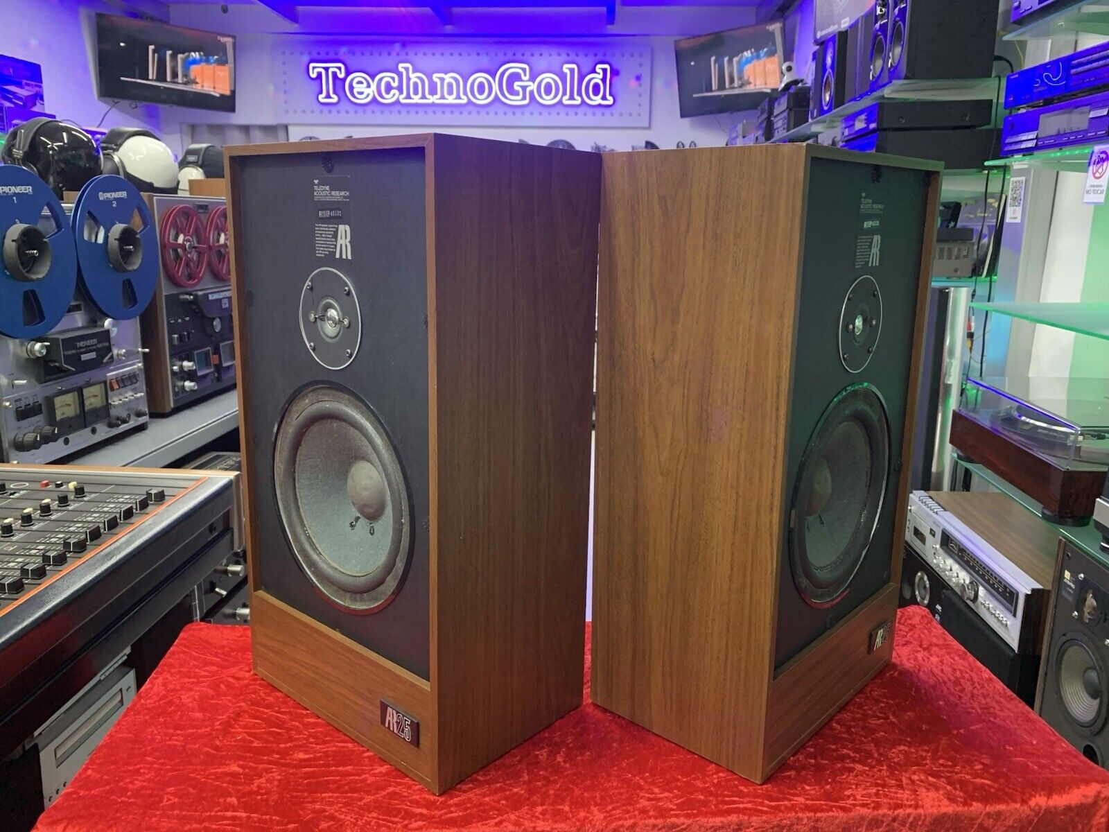 Acoustic Research AR 25 Speakers 2 Way 50 Watts RMS Vintage 1979 WORK Good Look