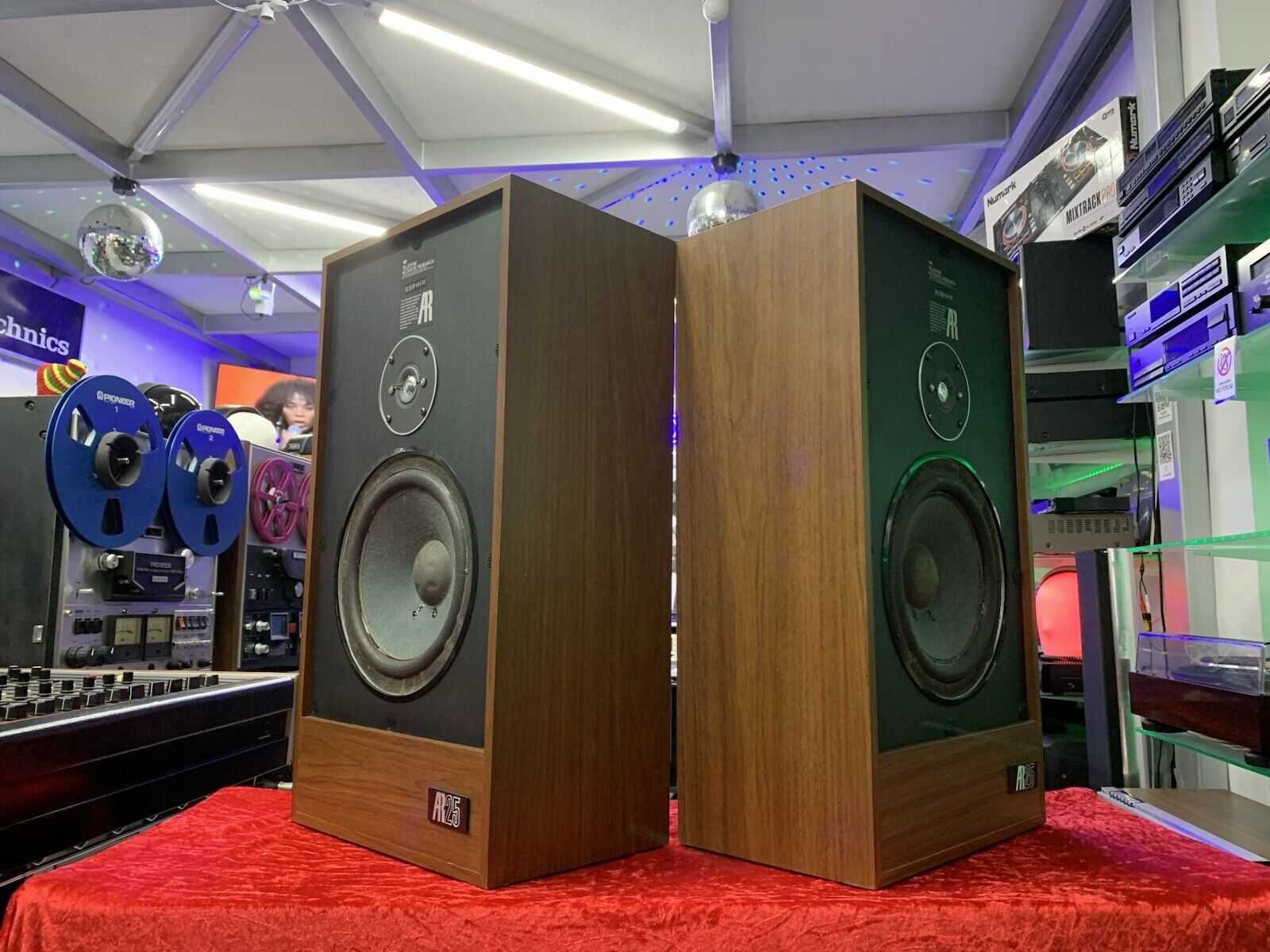 Acoustic Research AR 25 Speakers 2 Way 50 Watts RMS Vintage 1979 WORK Good Look