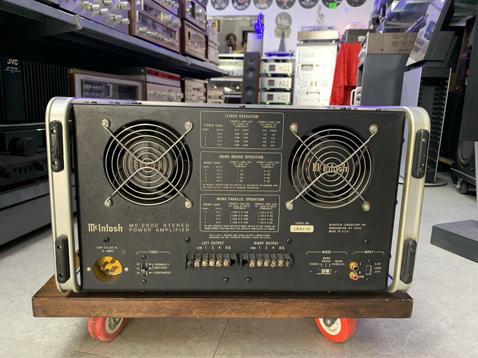 McINTOSH MC 2500 Stereo Power Amplifier 500+500 WRMS Vintage 1982 WORK Good Look