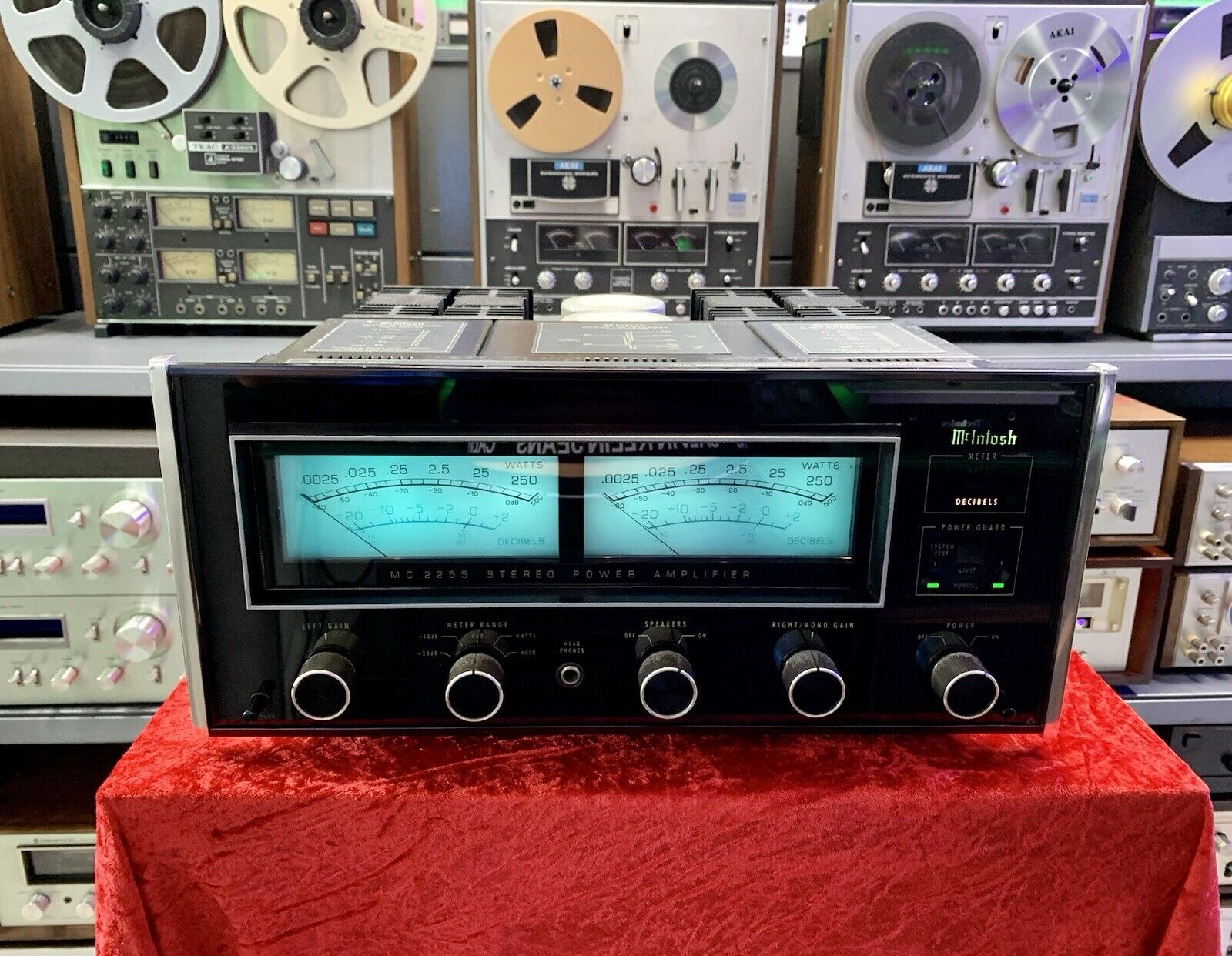 McINTOSH MC 2255 Stereo Power Amplifier 250+250 WRMS Vintage 1981 WORK Good Look