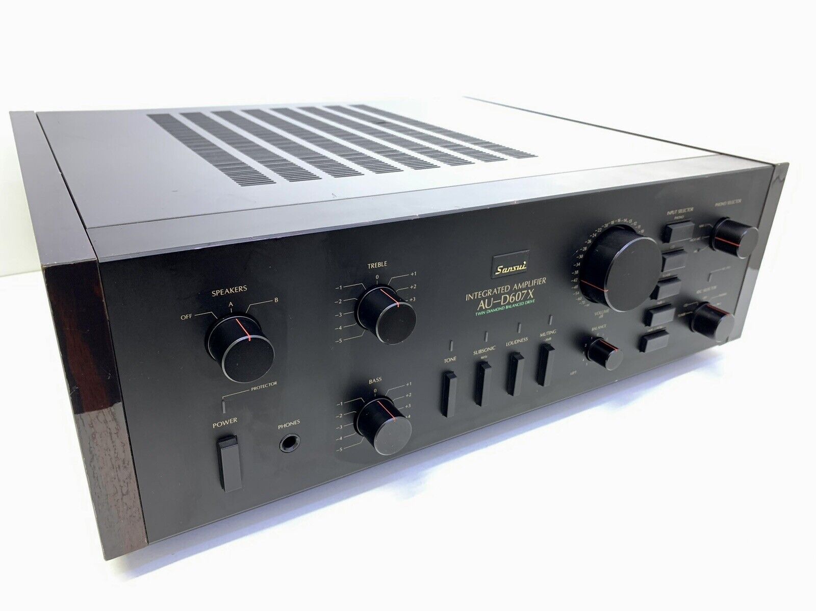 SANSUI AU-D607X Integrated Stereo Amplifier 180 Watts RMS Vintage 1984 Good Look