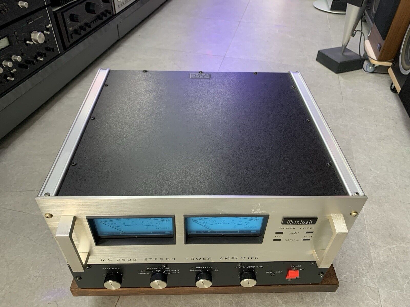 McINTOSH MC 2500 Stereo Power Amplifier 500+500 WRMS Vintage 1982 WORK Good Look