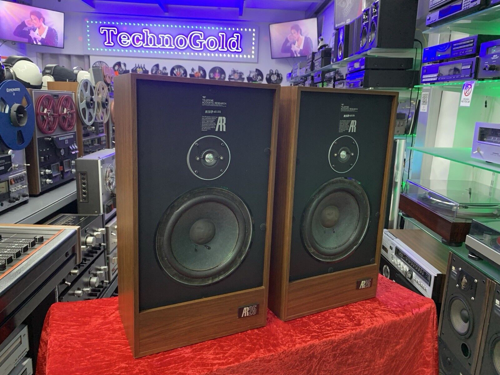 Acoustic Research AR 25 Speakers 2 Way 50 Watts RMS Vintage 1979 WORK Good Look