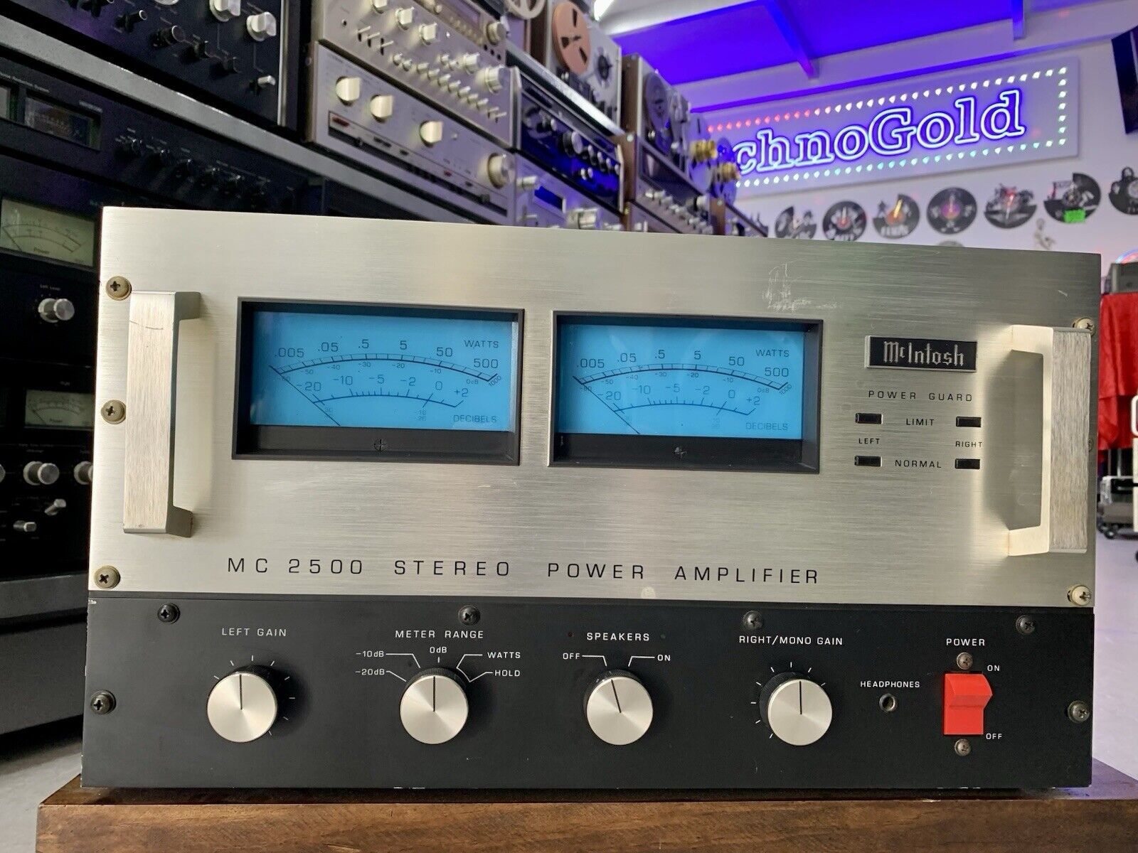 McINTOSH MC 2500 Stereo Power Amplifier 500+500 WRMS Vintage 1982 WORK Good Look