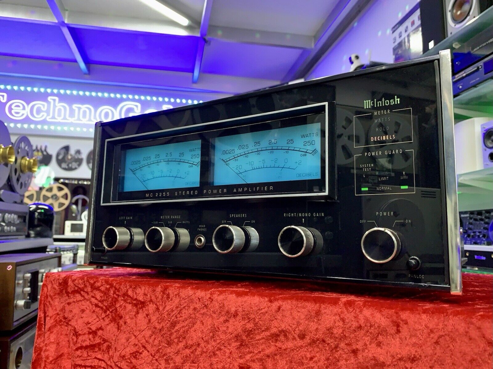 McINTOSH MC 2255 Stereo Power Amplifier 250+250 WRMS Vintage 1981 WORK Good Look