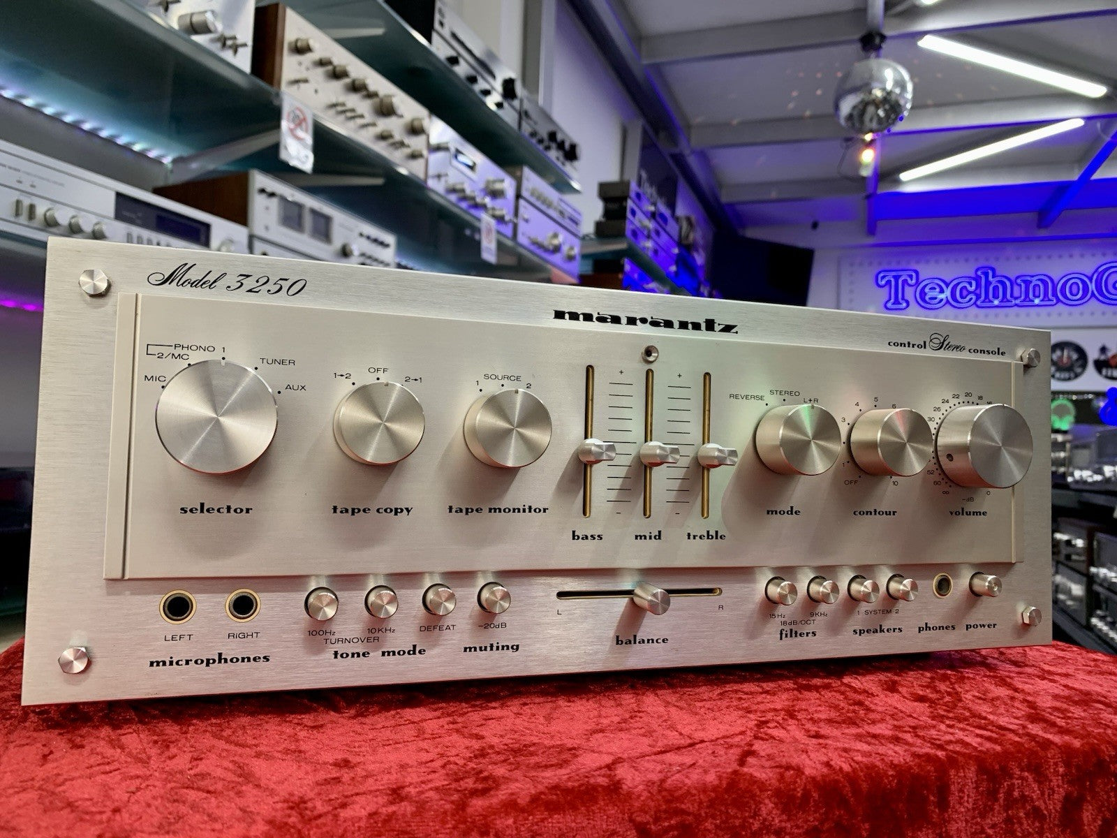 MARANTZ Model 3250 Stereo Pre Amplifier Vintage 1978 High End Working Good Look