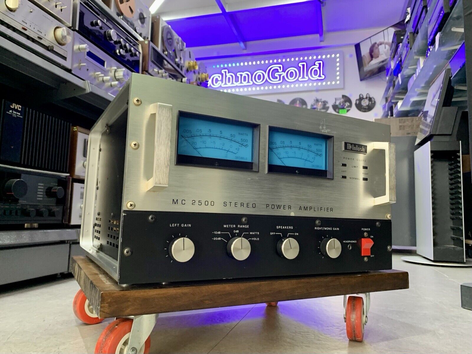 McINTOSH MC 2500 Stereo Power Amplifier 500+500 WRMS Vintage 1982 WORK Good Look