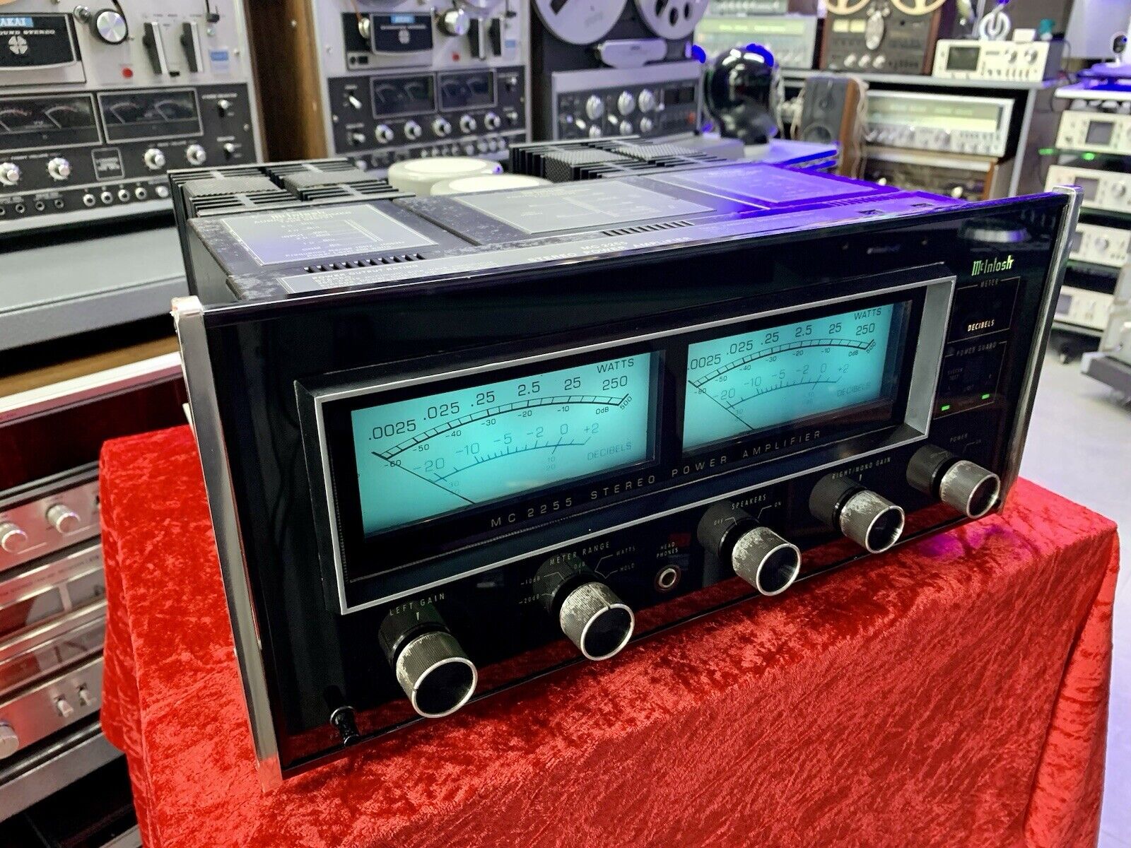 McINTOSH MC 2255 Stereo Power Amplifier 250+250 WRMS Vintage 1981 WORK Good Look