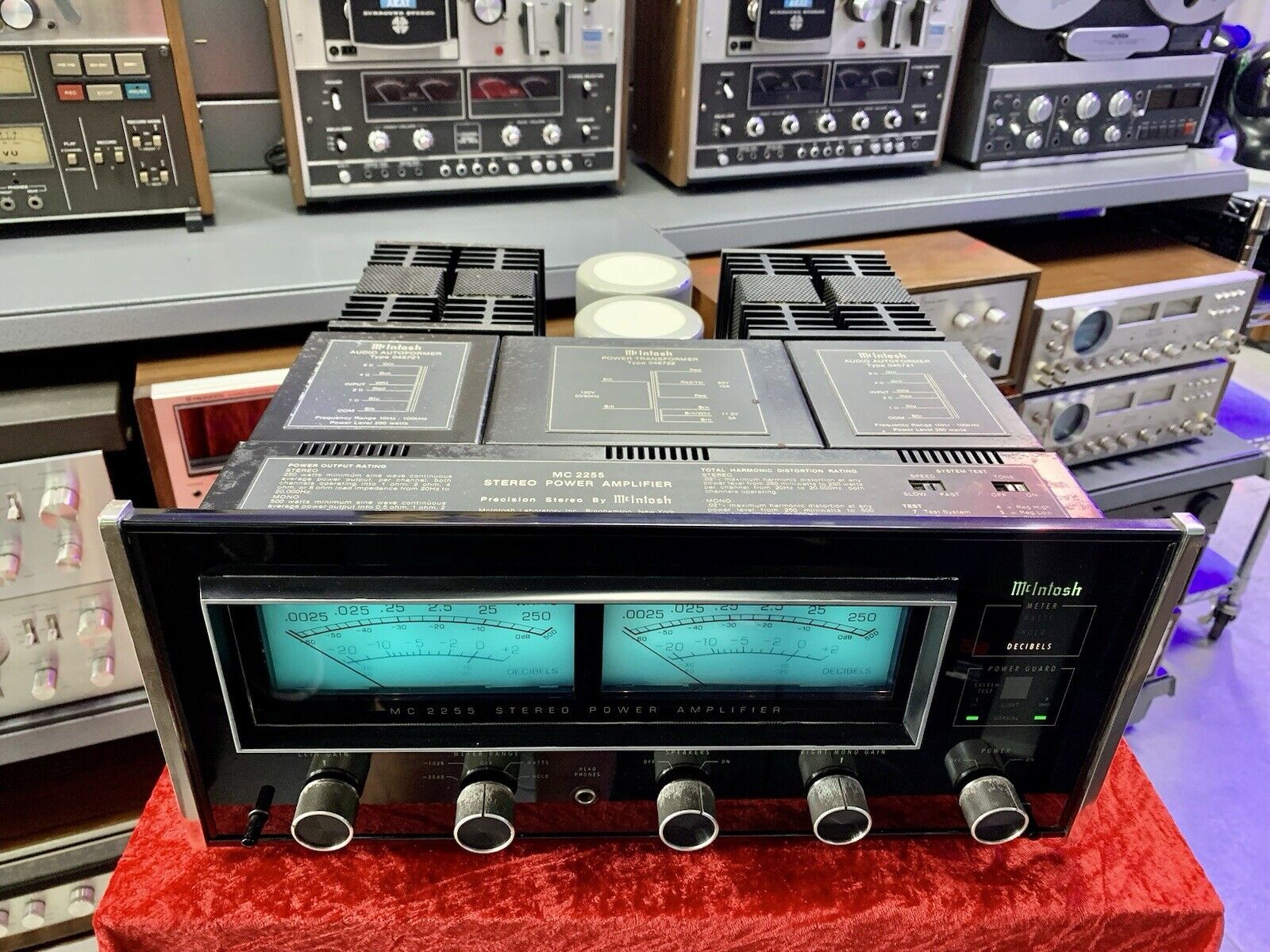 McINTOSH MC 2255 Stereo Power Amplifier 250+250 WRMS Vintage 1981 WORK Good Look
