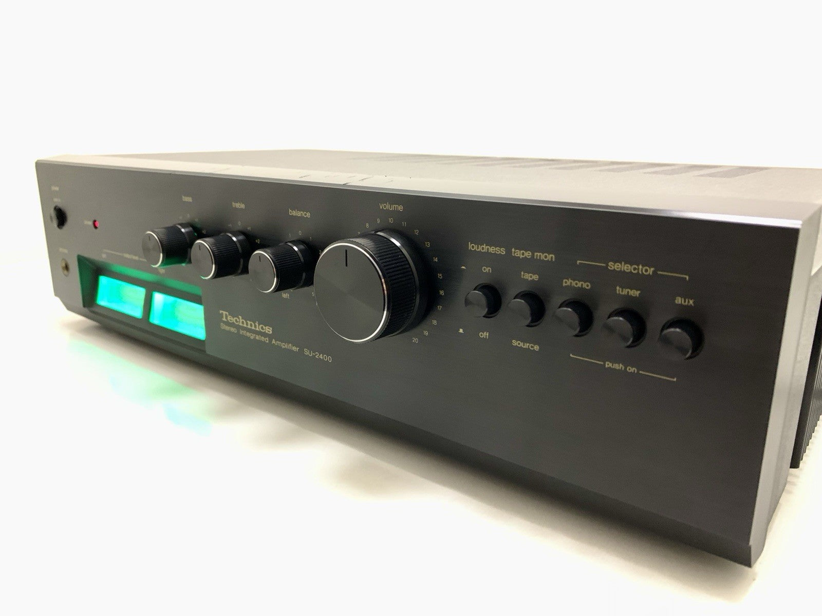 TECHNICS SU 2400 Stereo Integrated Amplifier 22+22 W RMS Vintage 1977 GOOD LOOK