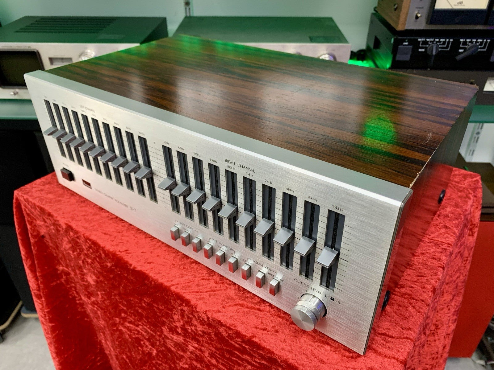 SANSUI SE-7 Stereo Graphic Equalizer  Vintage 1979  Wood WORK Like New Good Look