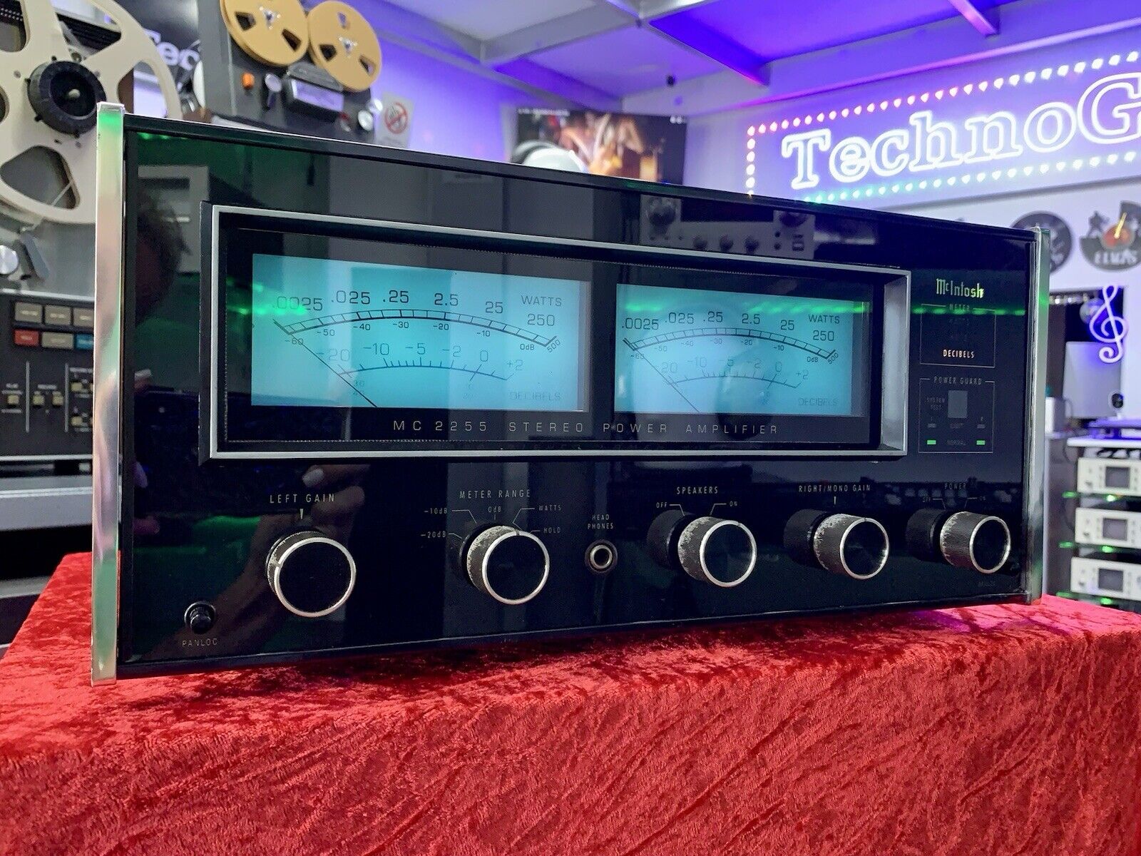 McINTOSH MC 2255 Stereo Power Amplifier 250+250 WRMS Vintage 1981 WORK Good Look
