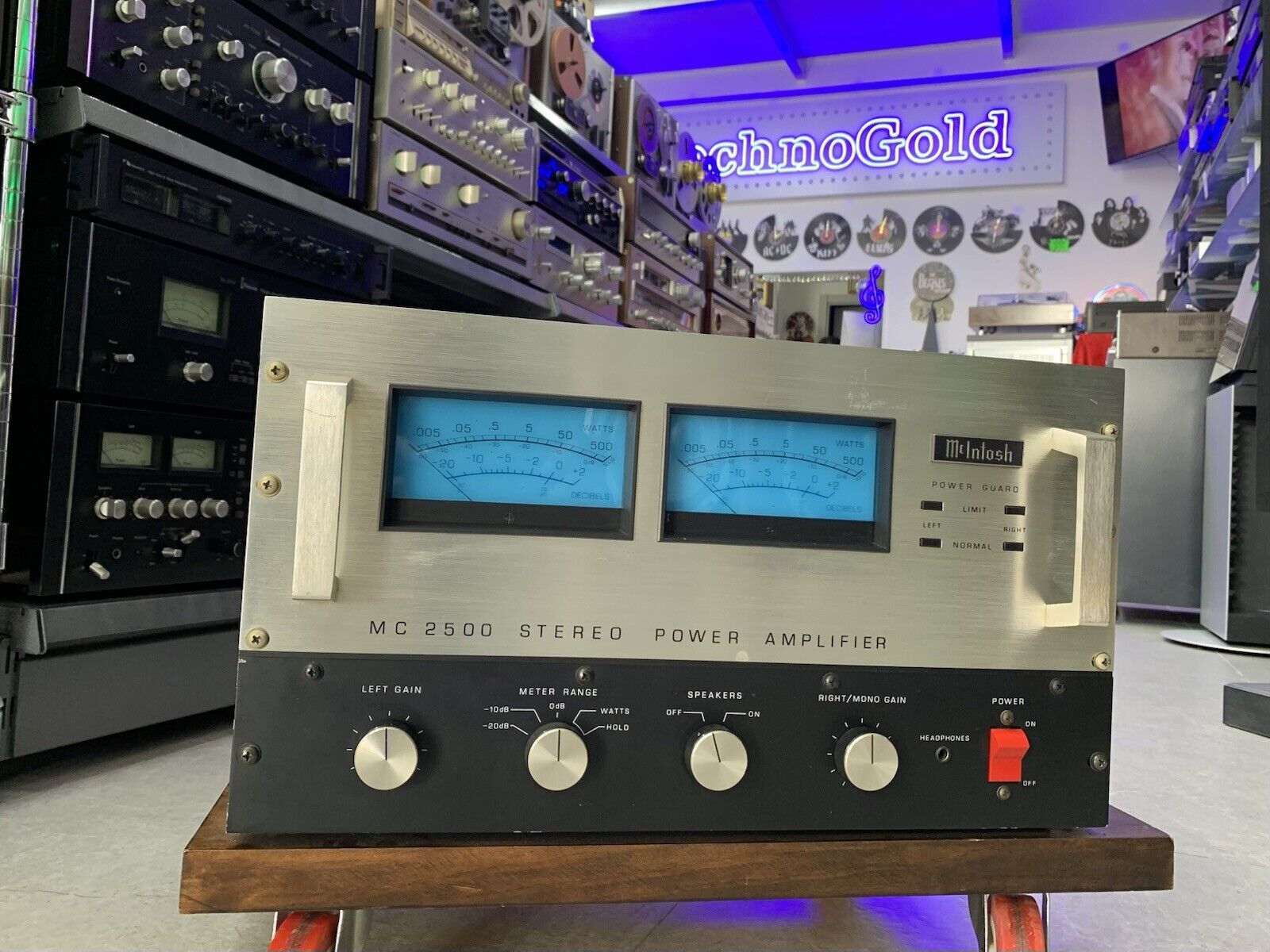 McINTOSH MC 2500 Stereo Power Amplifier 500+500 WRMS Vintage 1982 WORK Good Look