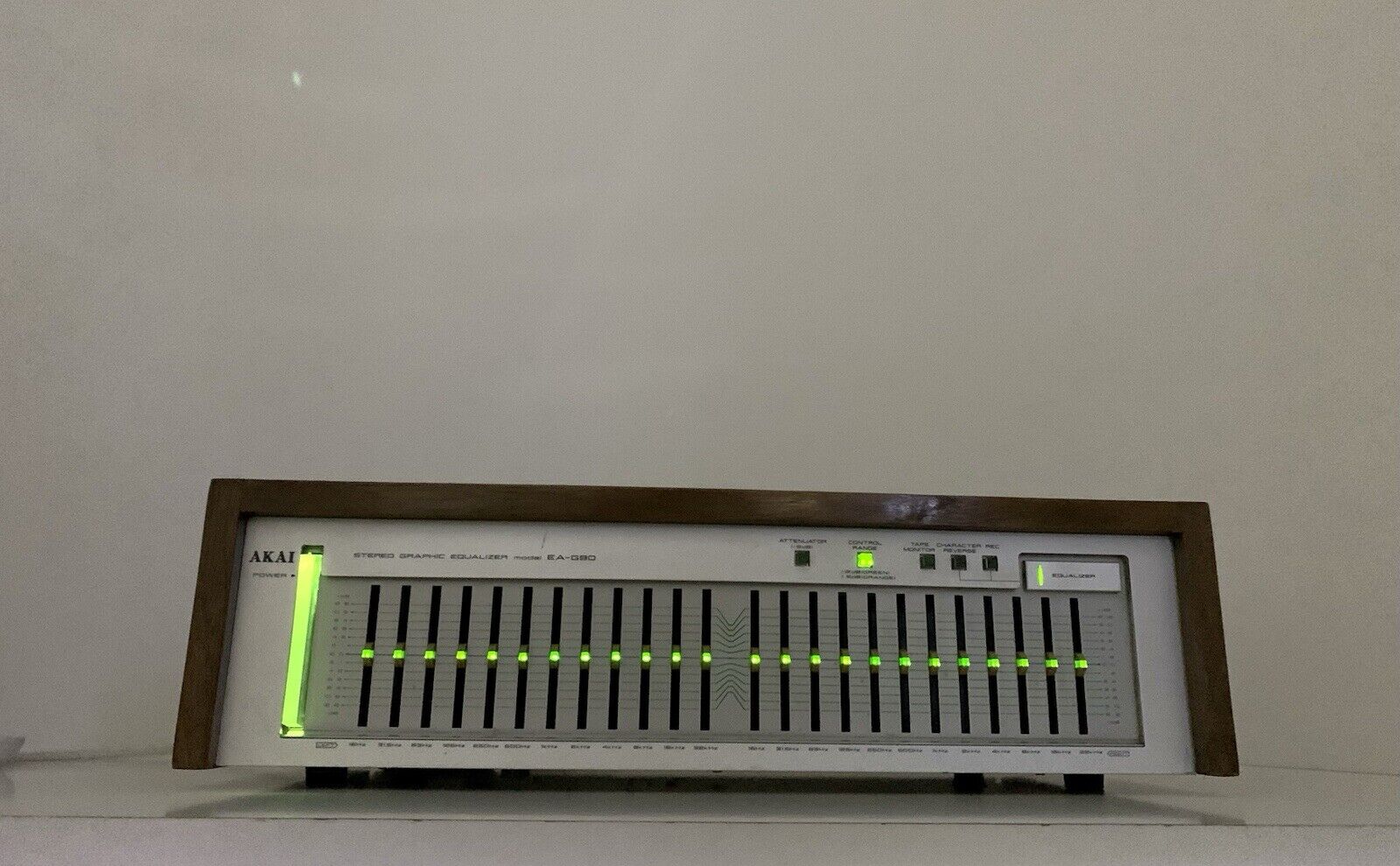 AKAI EA G90 Stereo Graphic Equalizer Rare Wood LED 2 Color