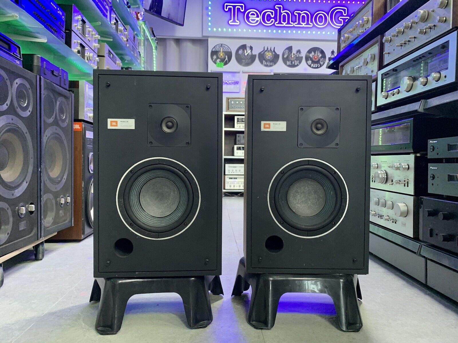 JBL L 19 Speakers 2 Way 35 Watts RMS Vintage 1977 Refurbished Work Good LOOK