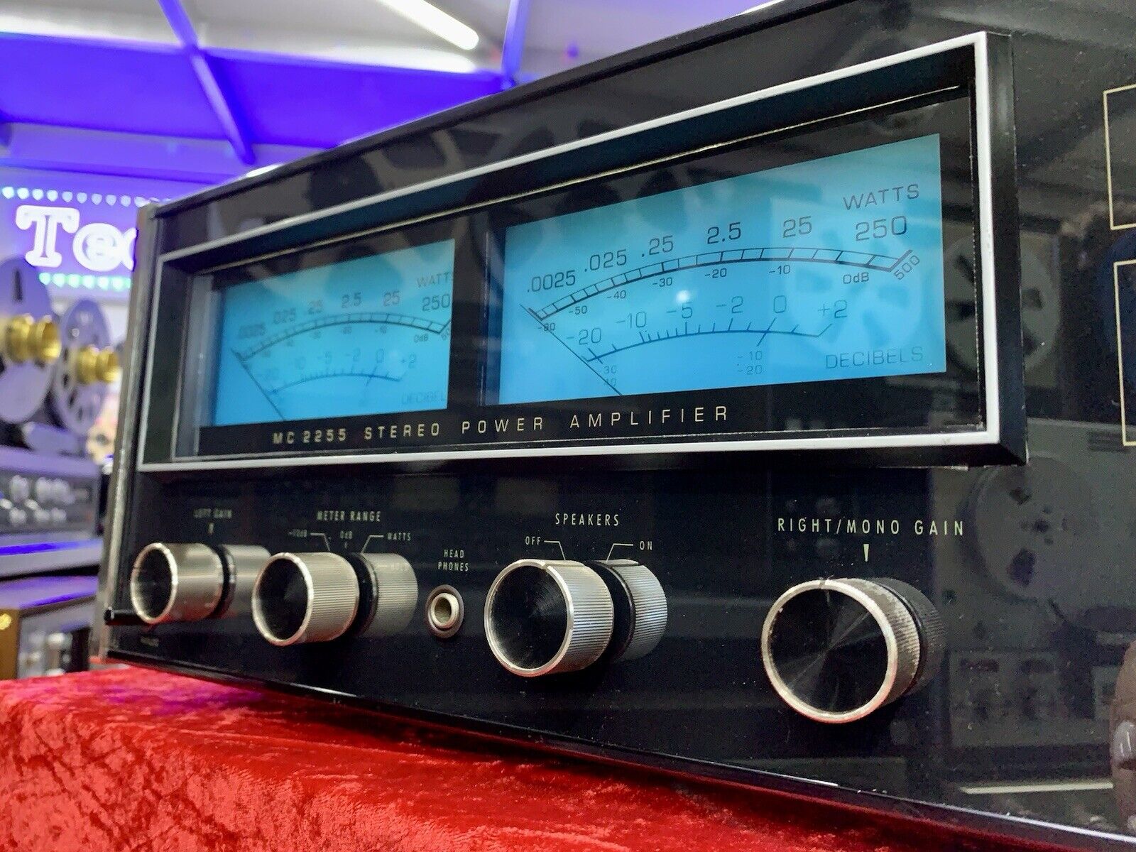 McINTOSH MC 2255 Stereo Power Amplifier 250+250 WRMS Vintage 1981 WORK Good Look