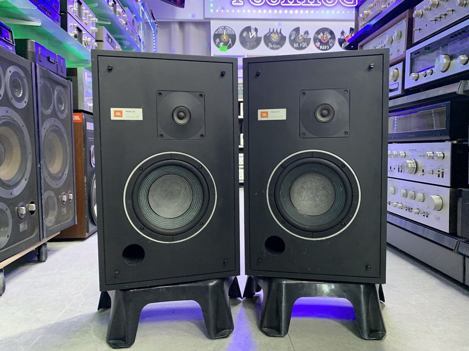 JBL L 19 Speakers 2 Way 35 Watts RMS Vintage 1977 Refurbished Work Good LOOK
