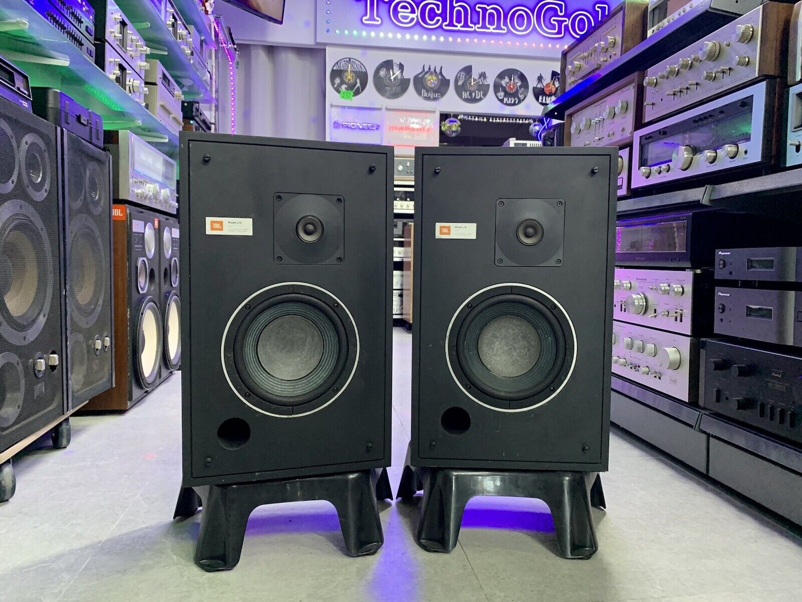 JBL L 19 Speakers 2 Way 35 Watts RMS Vintage 1977 Refurbished Work Good LOOK