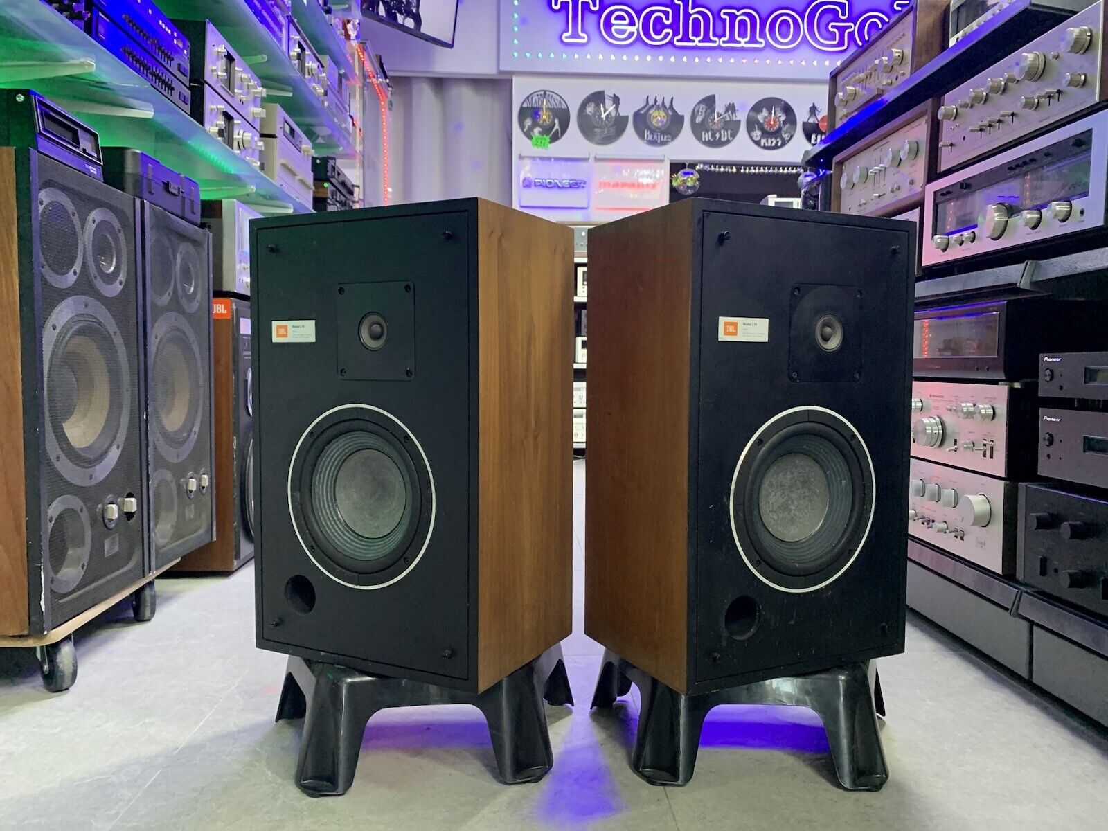 JBL L 19 Speakers 2 Way 35 Watts RMS Vintage 1977 Refurbished Work Good LOOK