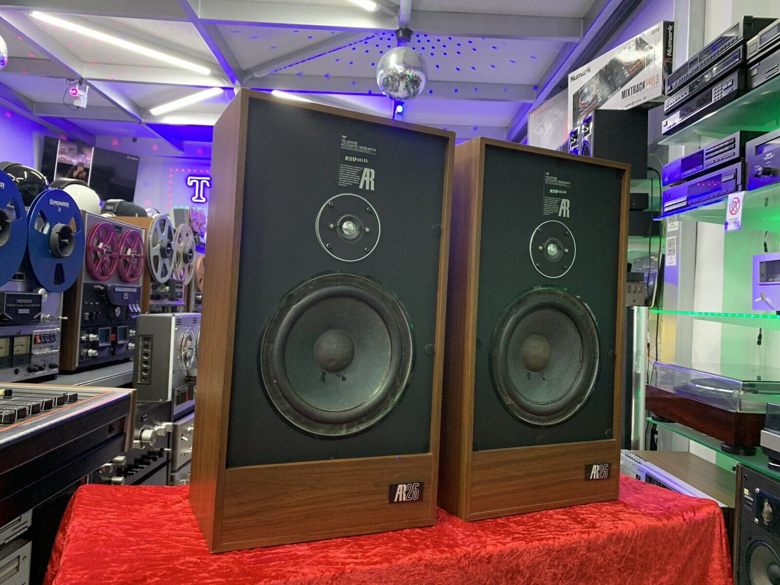 Acoustic Research AR 25 Speakers 2 Way 50 Watts RMS Vintage 1979 WORK Good Look