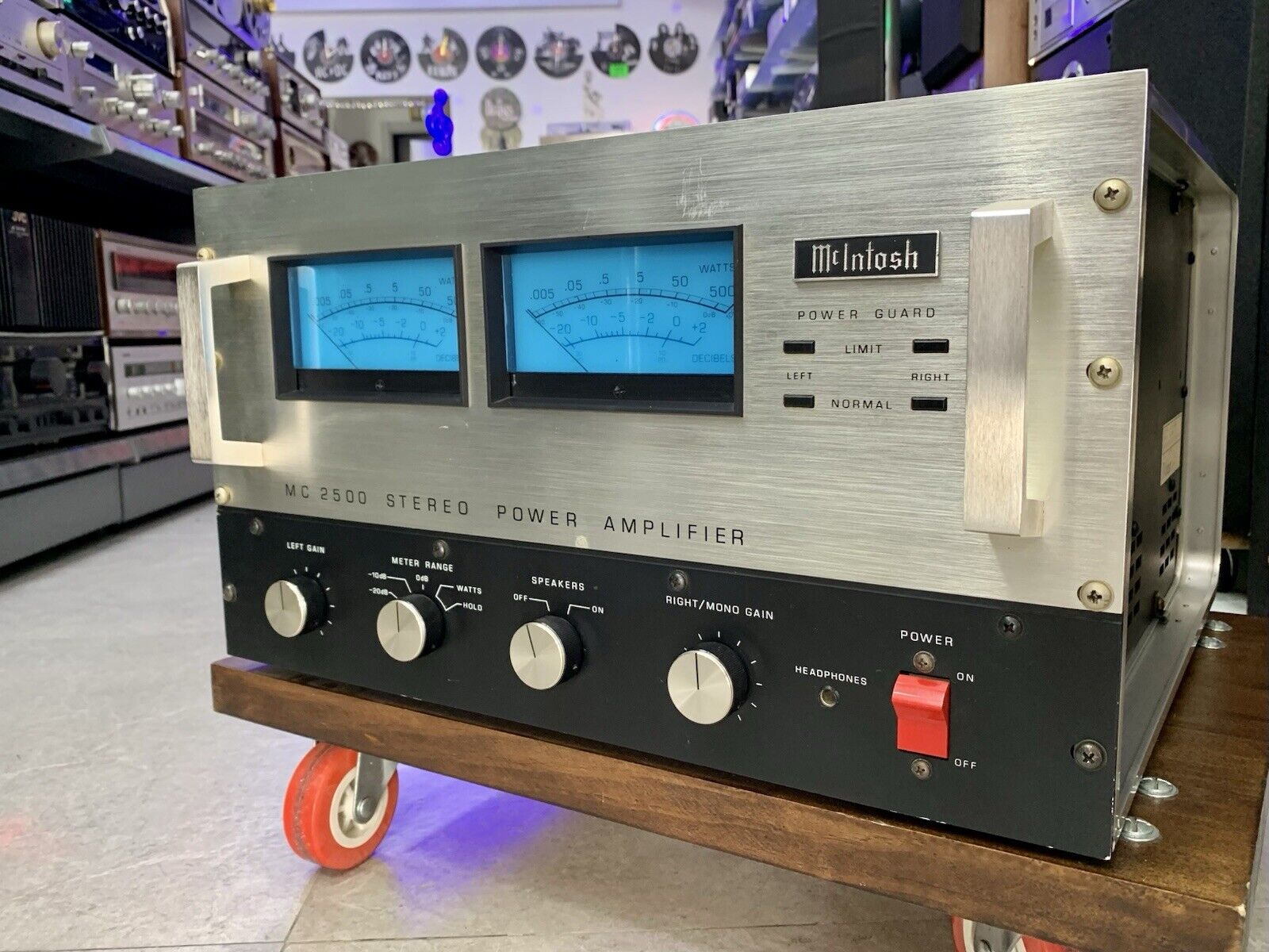 McINTOSH MC 2500 Stereo Power Amplifier 500+500 WRMS Vintage 1982 WORK Good Look
