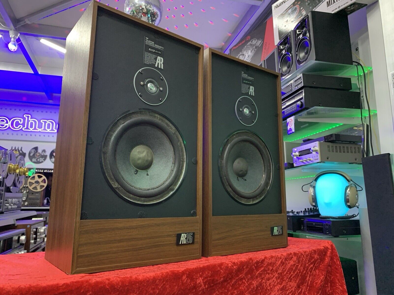 Acoustic Research AR 25 Speakers 2 Way 50 Watts RMS Vintage