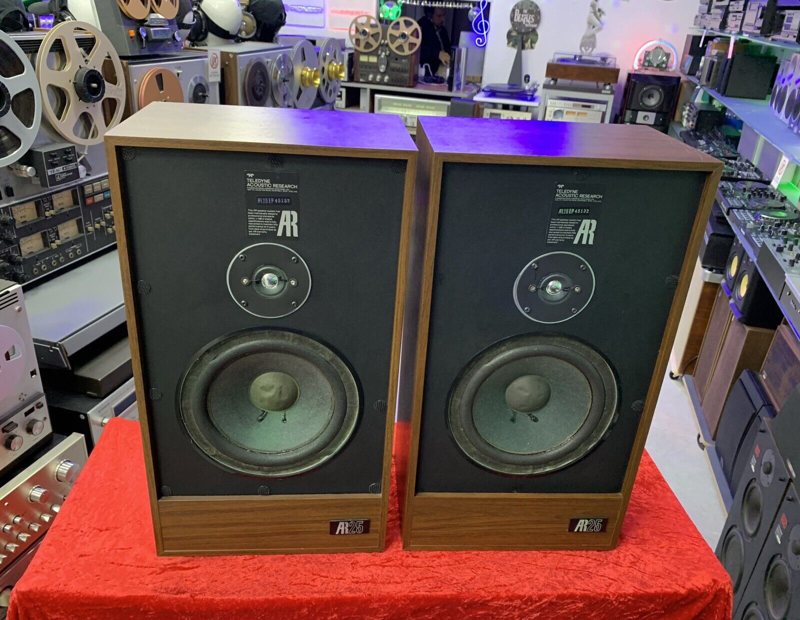 Acoustic Research AR 25 Speakers 2 Way 50 Watts RMS Vintage 1979 WORK Good Look