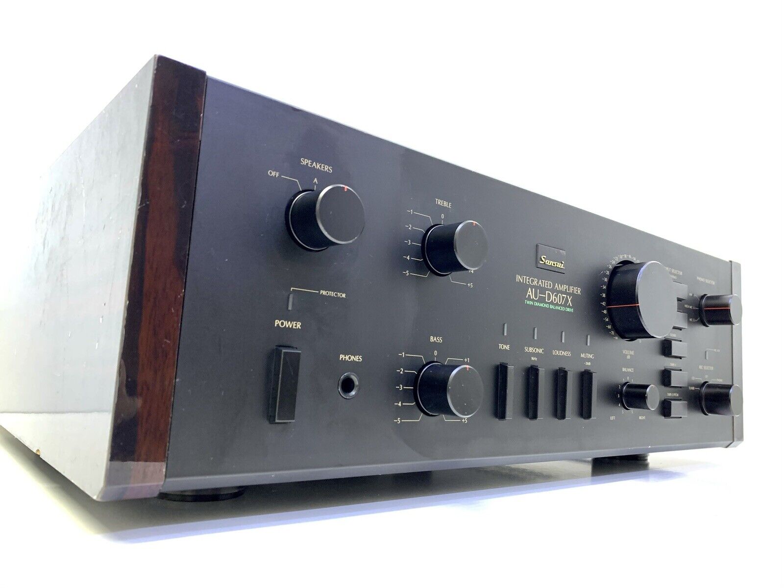 SANSUI AU-D607X Integrated Stereo Amplifier 180 Watts RMS Vintage 1984 Good Look