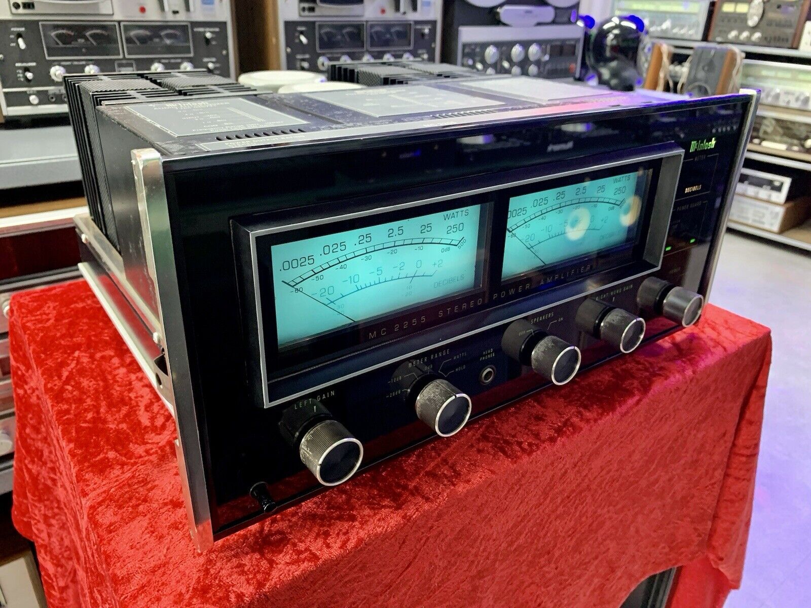 McINTOSH MC 2255 Stereo Power Amplifier 250+250 WRMS Vintage 1981 WORK Good Look