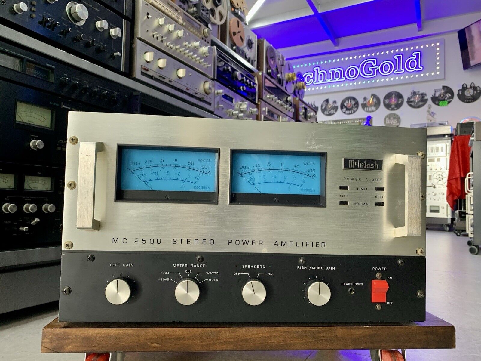 McINTOSH MC 2500 Stereo Power Amplifier 500+500 WRMS Vintage 1982 WORK Good Look