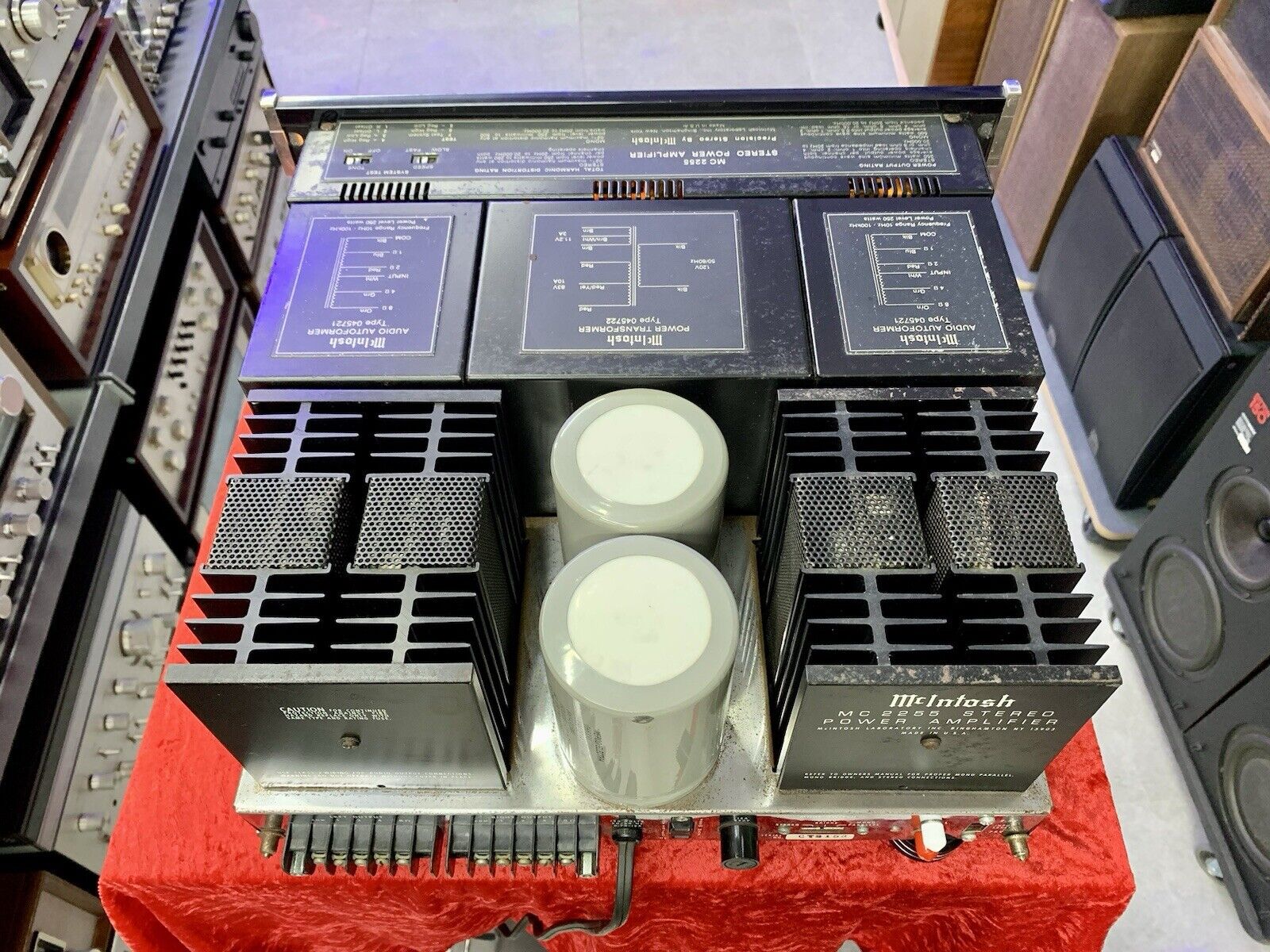 McINTOSH MC 2255 Stereo Power Amplifier 250+250 WRMS Vintage 1981 WORK Good Look