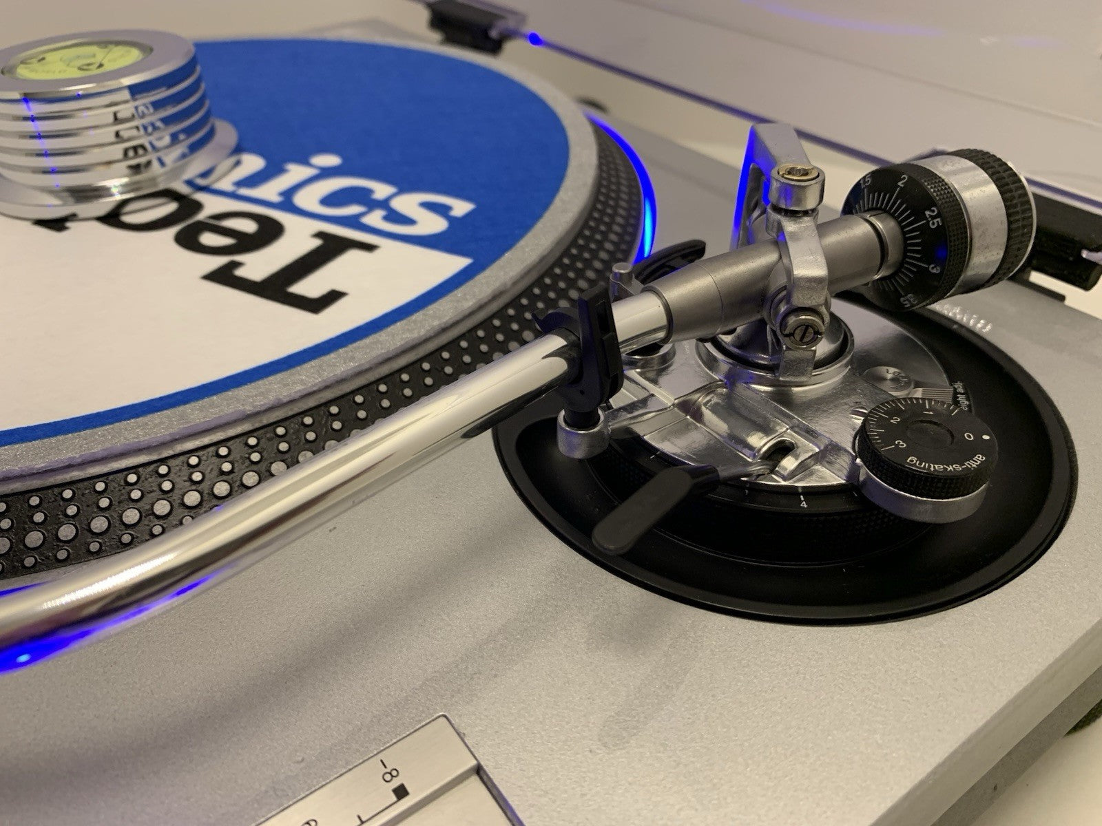 TECHNICS SL 1200 MK2 Direct Drive Turntable Vintage NEW BLUE LEDs WORK Like New